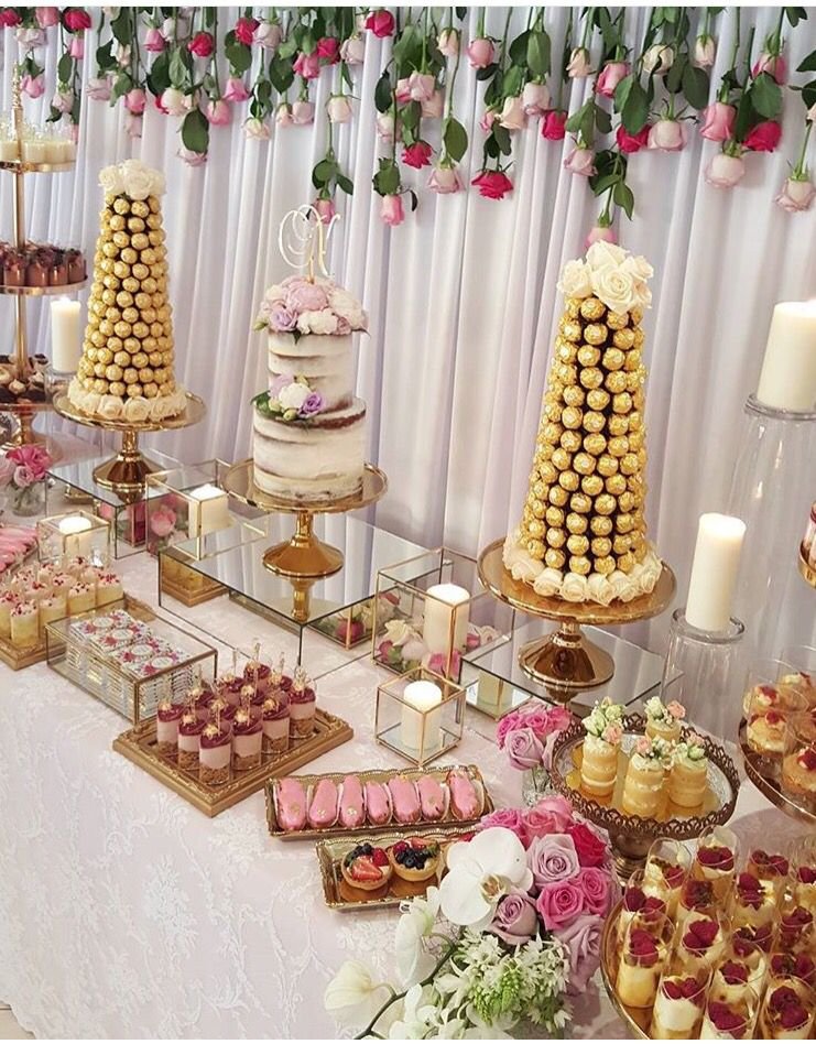 Mesa completa de doces com bolo de três andares em tons creme e flores de açúcar terracota